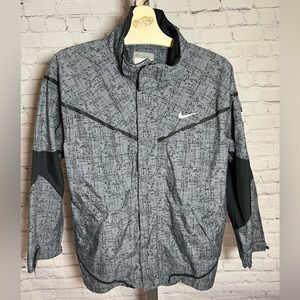 Boys NIKE FIT STORM grey/black snowboarding jacket w/snow shield. Size M(10-12)